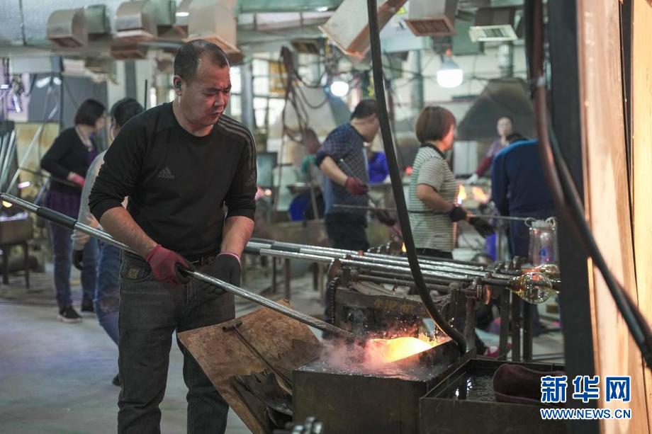 玻璃吹制:火焰里的艺术