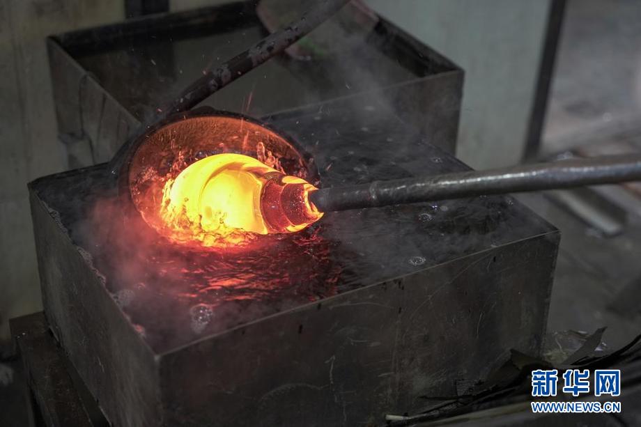 玻璃吹制:火焰里的艺术