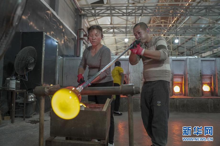 玻璃吹制:火焰里的艺术