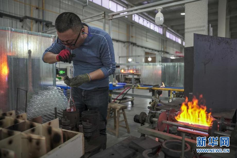 玻璃吹制:火焰里的艺术