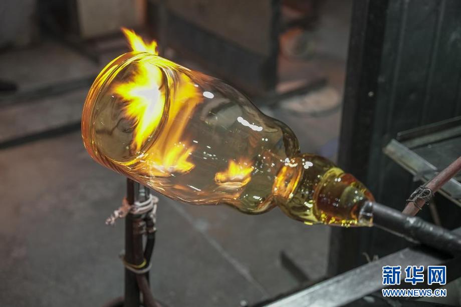玻璃吹制:火焰里的艺术