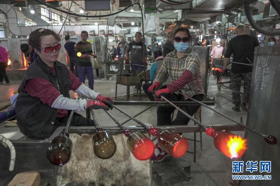 玻璃吹制:火焰里的艺术