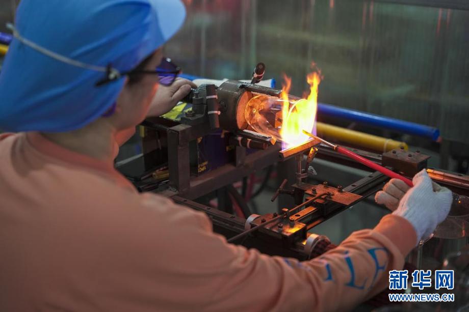 玻璃吹制:火焰里的艺术