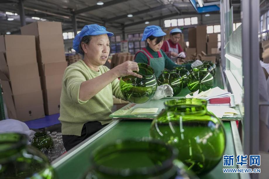 玻璃吹制:火焰里的艺术