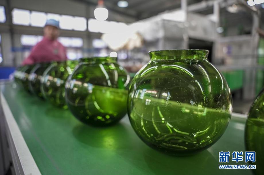 玻璃吹制:火焰里的艺术